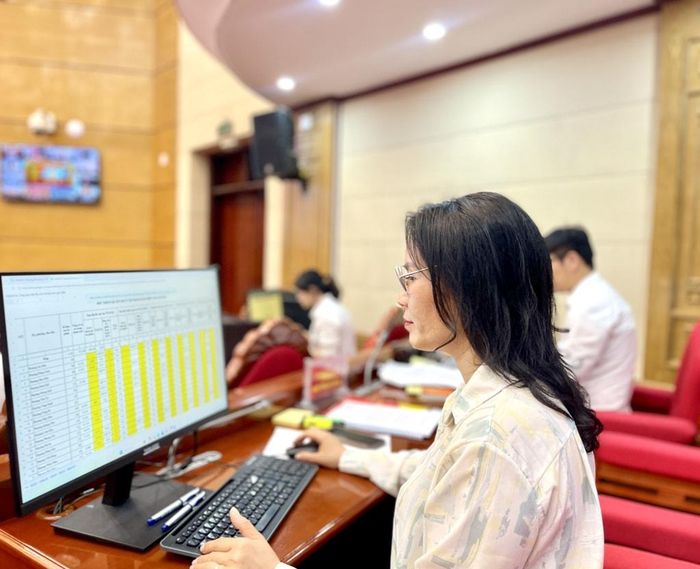 Thông tin hoạt động bầu cử trong tỉnh được các cán bộ Sở Nội vụ cập nhật liên tục