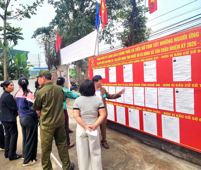 Người dân xóm Sơn Đầu được thành viên trong tổ bầu cử hướng dẫn các cử tri tìm hiểu thông tin các đại biểu cũng như cách thức bỏ phiếu.