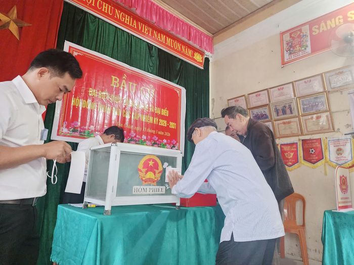 Tổ bầu cử tiến hành kiểm tra hòm phiếu và tiến hành niêm phong hòm phiếu trước sự chứng kiến của các cử tri.