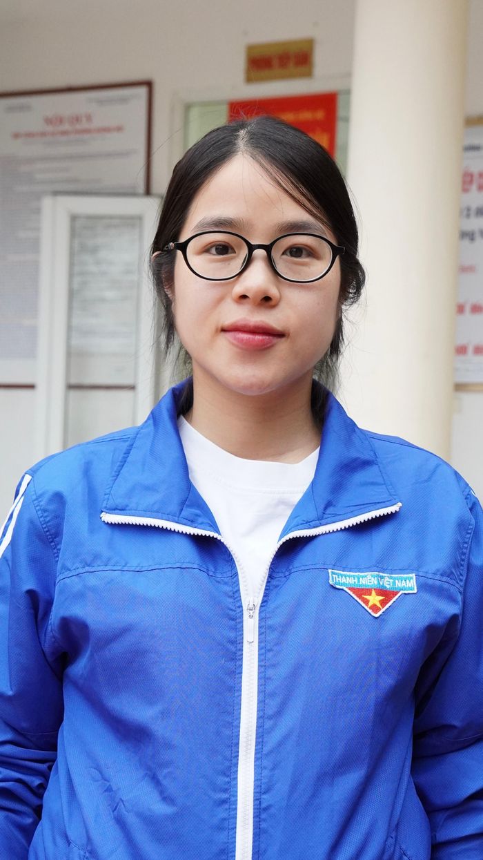 Đồng chí Nguyễn Thị Tuyết Nhung - Bí thư Đoàn phường Dương Nội phát biểu câu hỏi phỏng vấn của báo Đại biểu Nhân dân.