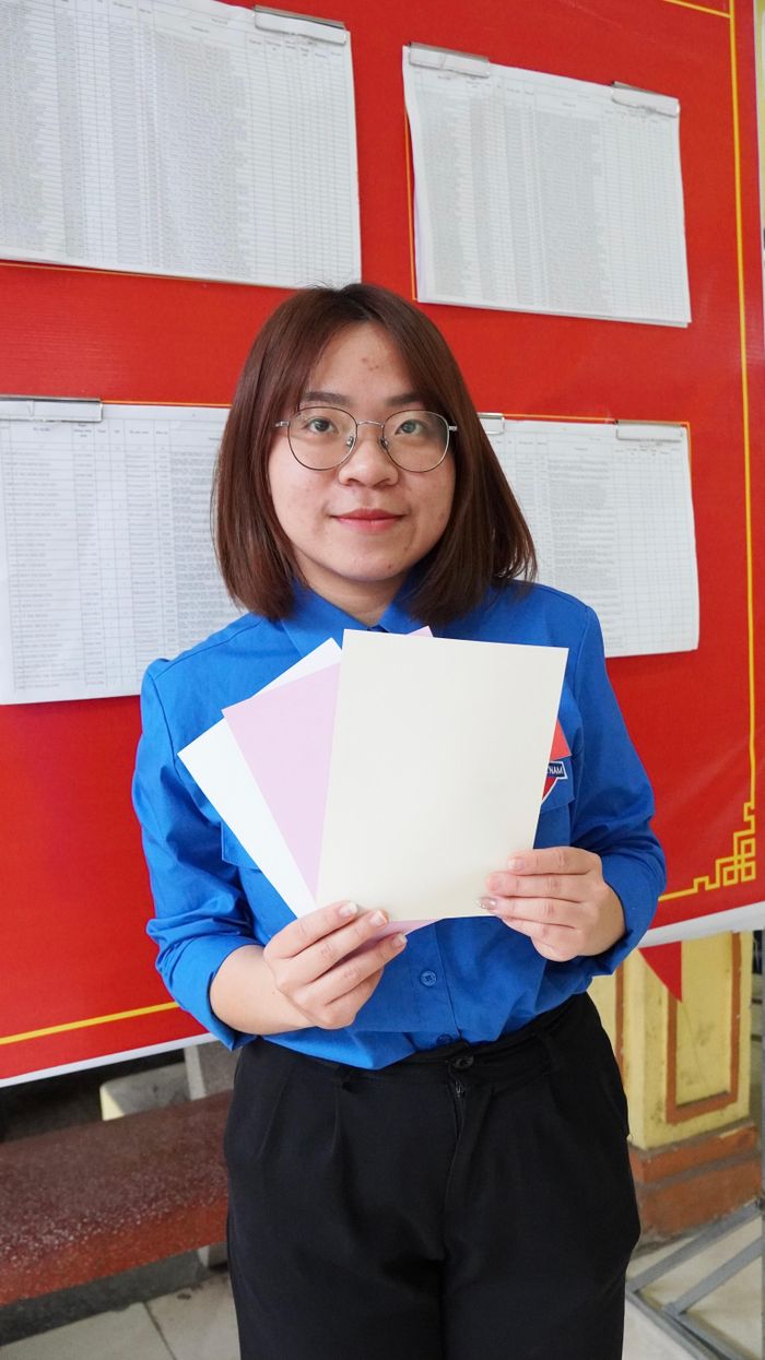 Vân đã tìm hiểu kĩ càng các thông tin liên quan đến bầu cử trước khi đi bỏ phiếu.