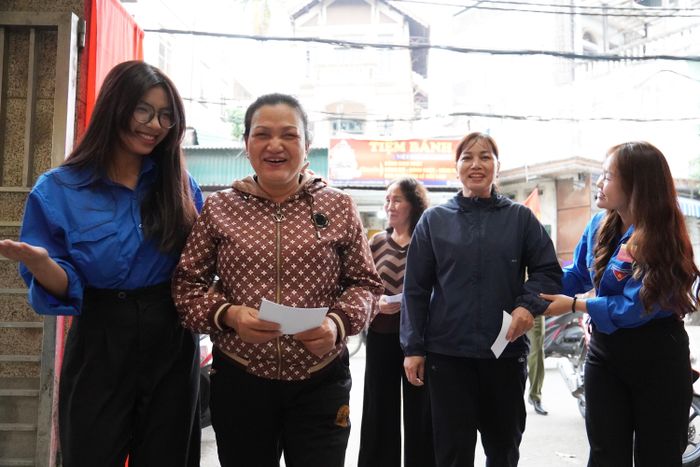 Đoàn viên thanh niên hỗ trợ người dân tại các điểm bỏ phiếu sáng 15/3.