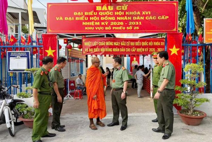 Thượng tọa Lý Hùng, Phó ban Trị sự kiêm Trưởng ban Pháp chế giáo hội Phật giáo TP Cần Thơ, Phó Hội trưởng Thường trực Hội Đoàn kết sư sãi yêu nước TP Cần Thơ, Trụ trì chùa Pitu Khôsa Răngsây đi bỏ phiếu bầu cử. 