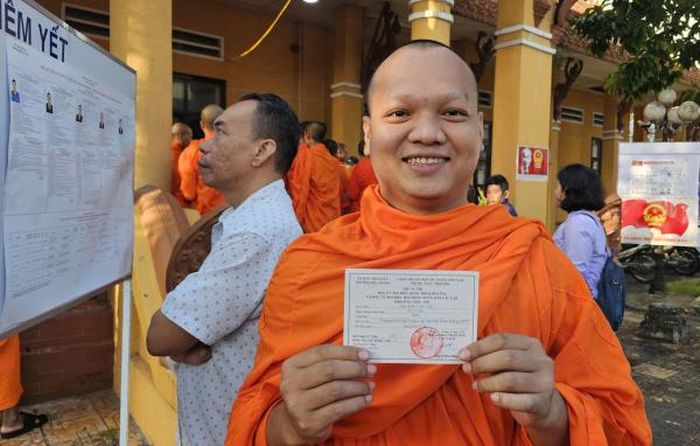 Các tăng sinh Trường Bổ túc văn hóa Pali Trung cấp Nam Bộ (TP Cần Thơ) hăng hái tham gia bầu cử. 