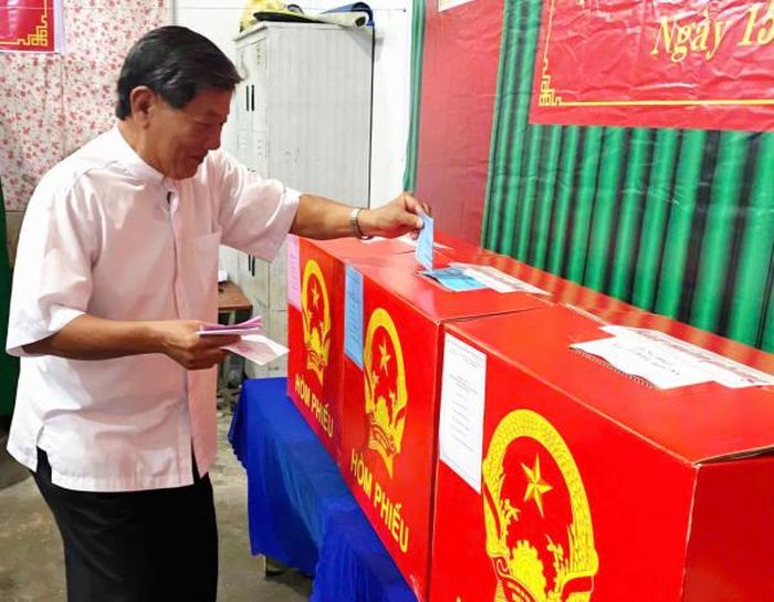 Cử tri là đồng bào công giáo xã Đại Hải (TP Cần Thơ) đi bầu cử. 