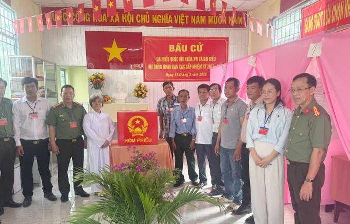 Giáo hữu Hạnh Diệu, Chánh Hội trưởng Thánh tịnh Chiếu Minh Ẩn Giáo, xã Phong Điền, tham gia bầu cử sáng 15/3. 