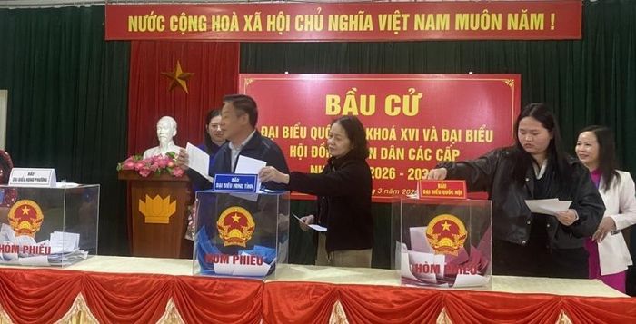 Cử tri tại khu vực bỏ phiếu số 7 thuộc Tổ dân phố Sông Hiến 9, phường Thục Phán tham gia bỏ phiếu.