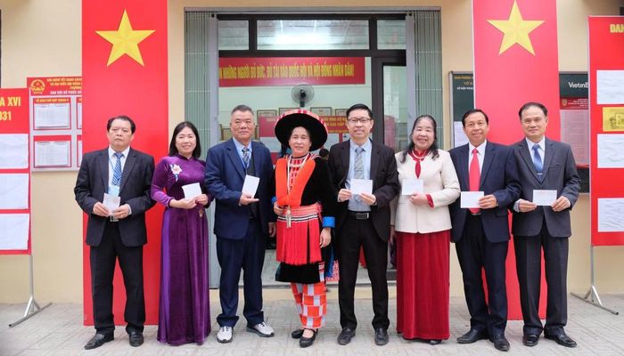 Cử tri vui mừng phấn khởi khi thực hiện xong quyền và nghĩa vụ công dân của mình. Ảnh: Thế Hiển