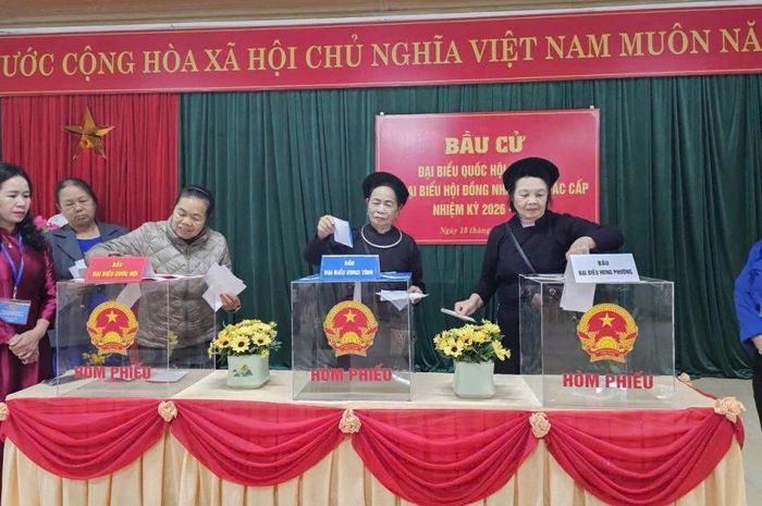 Cử tri Cao Bằng tham gia bỏ phiếu. Ảnh: T.N