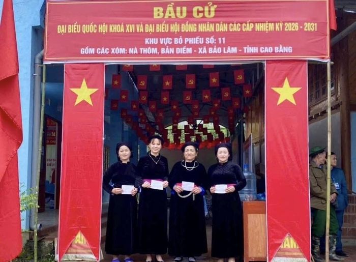 Phụ nữ dân tộc Tày thực hiện quyền và nghĩa vụ của mình trong ngày bầu cử.