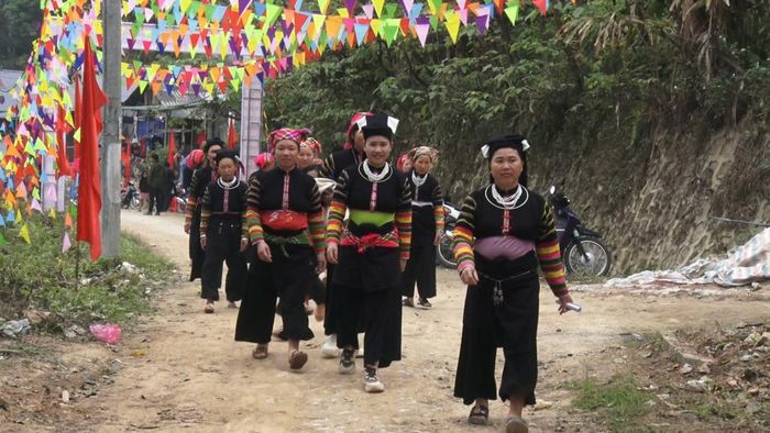 Đồng bào dân tộc Lô Lô phấn khởi đến điểm bầu cử...