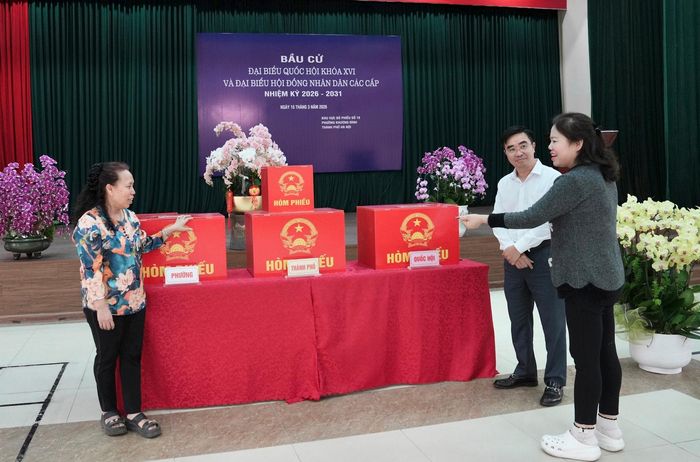 Ngày 14-3, Bí thư Đảng ủy, Chủ tịch HĐND phường Khương Đình Võ Đăng Dũng kiểm tra công tác chuẩn bị bầu cử tại Khu vực bỏ phiếu số 18. Ảnh: Hồng Thái