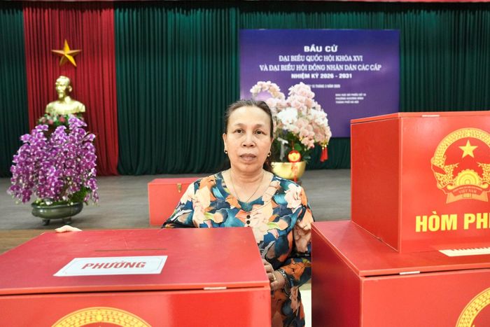 Bà Lê Thị Thúy, Bí thư Chi bộ Khu dân cư 12, Tổ trưởng Tổ bầu cử số 18, phường Khương Đình. Ảnh: Hồng Thái