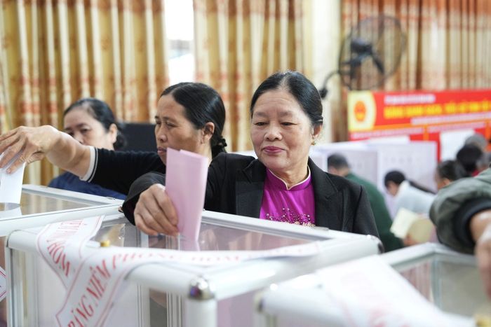 Cử tri bỏ phiếu tại điểm bầu cử thôn Tử Dương, xã Vân Đình. Ảnh: Lại Tấn