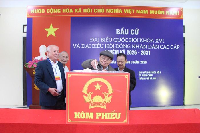 Đông đảo cử tri xã đảo Minh Châu tham gia bầu cử.