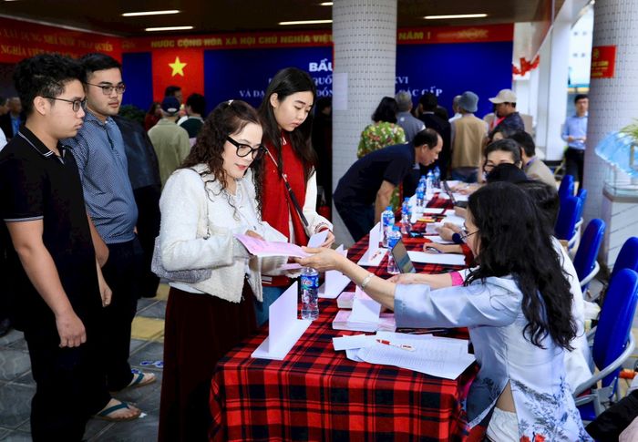 Đông đảo cử tri trên địa bàn phường Giảng Võ tham dự bầu cử. Ảnh: Quang Thái