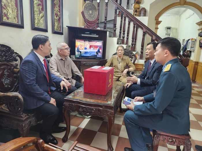 Hòm phiếu phụ được đưa đến tận nơi, phục vụ cử tri cao tuổi thực hiện quyền cử tri.