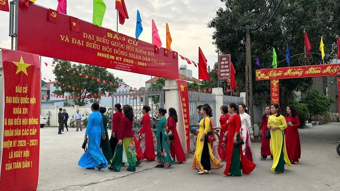 Ngay từ đầu giờ sáng, bà con khu vực bỏ phiếu số 2, thôn Văn Giáp (xã Thường Tín) đã nô nức đi bầu cử. Ảnh: Công Tâm
