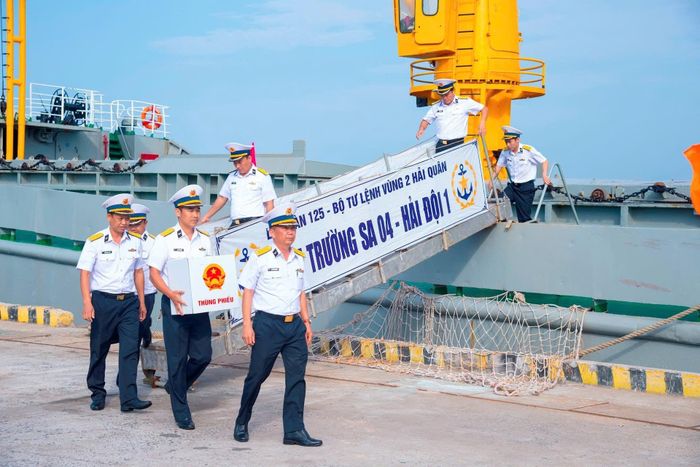 Tổ bầu cử sớm trên biển trở về đất liền sau 15 ngày mang thùng phiếu đến các nhà giàn DK1, tàu trực và ngư dân trên thềm lục địa phía Nam.