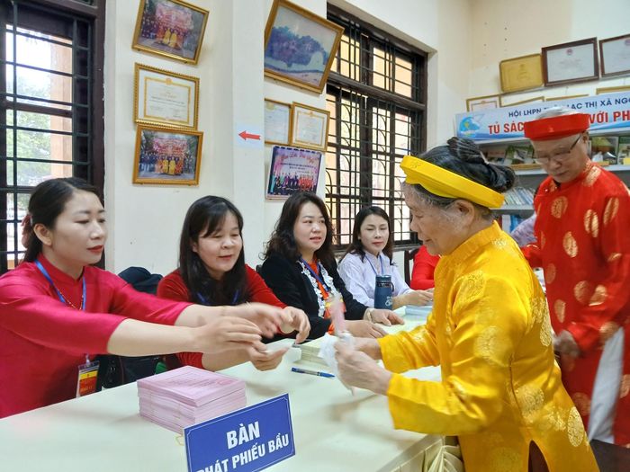 Các cử tri lớn tuổi nô nức bỏ phiếu. Ảnh: Hoàng Quyết