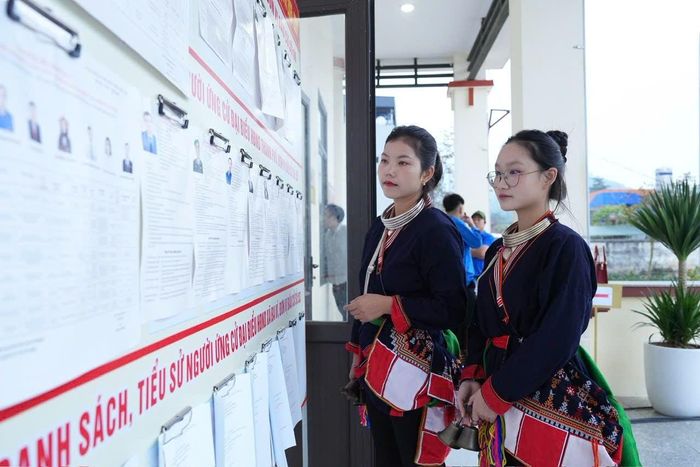 Cử tri người dân tộc Dao, xã Ba Vì, đến điểm bầu cử từ sớm. Ảnh: Nguyễn Trọng
