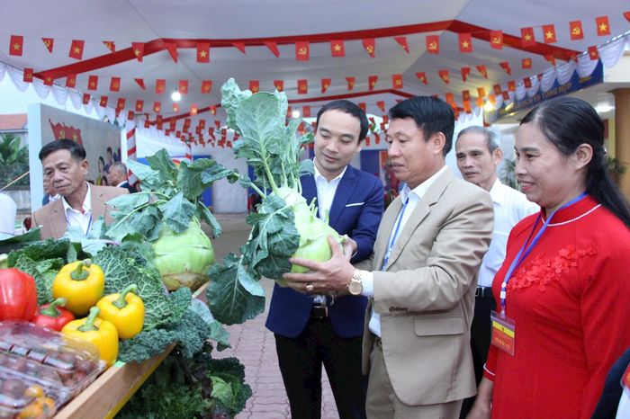 Khu trưng bày sản phẩm nông sản trên địa bàn xã Minh Châu trong khuôn viên điểm bầu cử số 3.