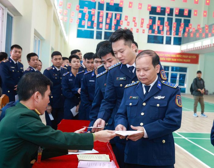 Bộ Tư lệnh Cảnh sát biển hoàn thành tỉ lệ bỏ phiếu 100% trong sáng 15-3. Ảnh: Bộ tư lệnh Cảnh sát biển