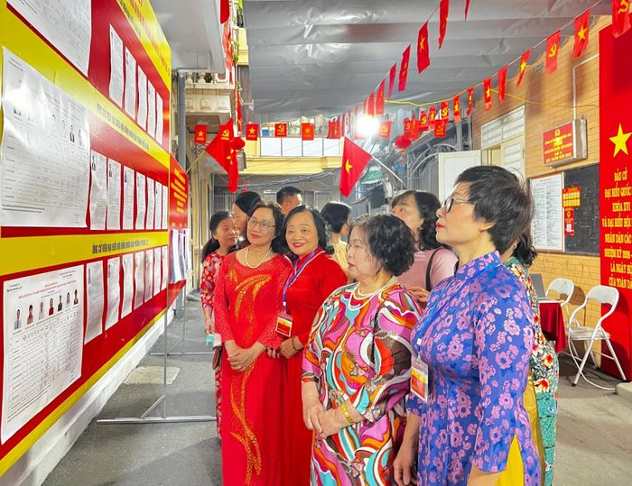 Cử tri Tổ bầu cử khu vực bỏ phiếu số 4, thuộc đơn vị bầu cử số 1, phường Phương Liệt đến điểm bầu cử rất sớm. Ảnh: Nam Du