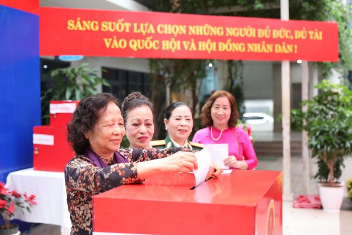 Cử tri phụ nữ của phường thực hiện bỏ phiếu. Ảnh: Hoa Thành