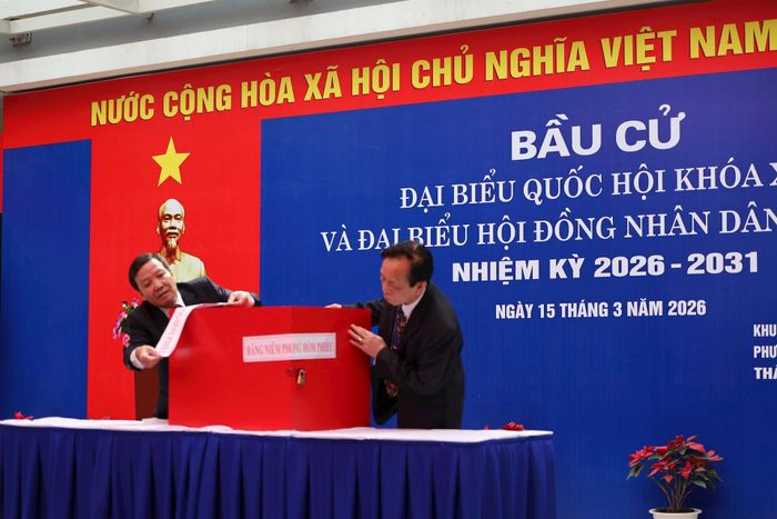 Quy trình kiểm tra và niêm phong hòm phiếu. Ảnh: Hoa Thành