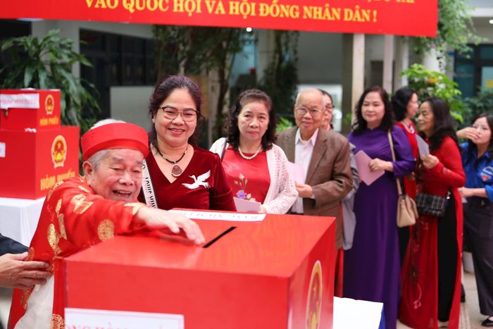 Các cử tri cao tuổi thực hiện quyền và nghĩa vụ công dân. Ảnh: Hoa Thành