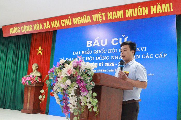 Ông Nguyễn Tiến Giang, tổ trưởng Tổ bầu cử Khu vực bỏ phiếu số 57, thôn Phú Đa phát biểu khai mạc. Ảnh: Nguyễn Mai