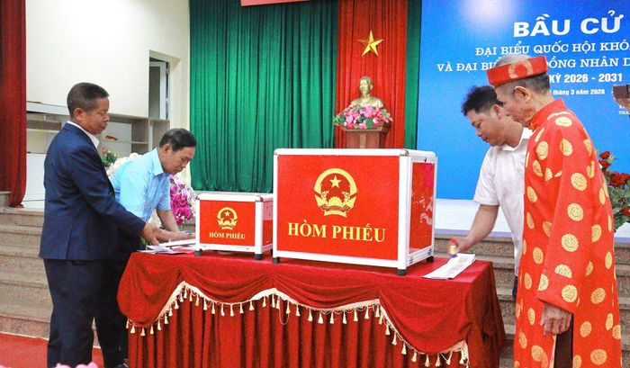 Quy trình kiểm tra và niêm phong hòm phiếu trước khi thực hiện bỏ phiếu. Ảnh: Nguyễn Mai