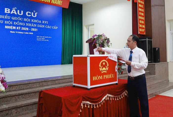 Cử tri tiến hành bỏ phiếu. Ảnh: Nguyễn Mai