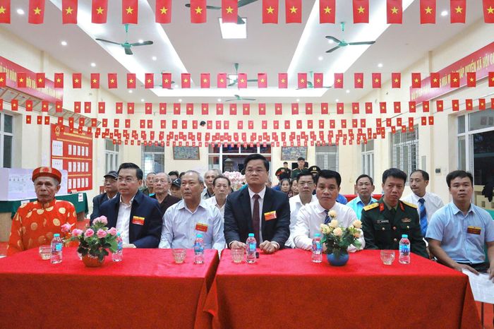 Các đại biểu và cử tri dự lễ khai mạc bỏ phiếu sớm tại Khu vực bỏ phiếu số 57 (thôn Phú Đa). Ảnh: Nguyễn Mai