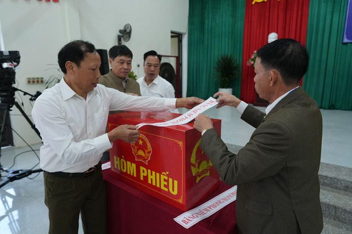 Tổ bầu cử số 3 (Tổ bầu cử số 10 thôn Lặt, xã Ba Vì) thực hiện niêm phong hòm phiếu. Ảnh: Nguyễn Trọng
