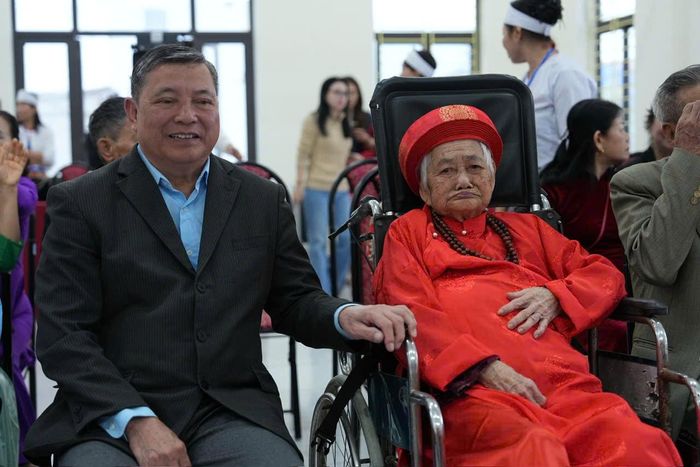 Các cử tri dự tại điểm bầu cử thôn Lặt, xã Ba Vì. Ảnh: Nguyễn Trọng