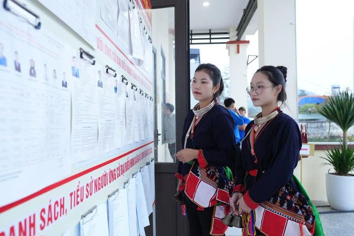 Cử tri người dân tộc Dao, xã Ba Vì đến từ sớm để bầu cử. Ảnh: Nguyễn Trọng