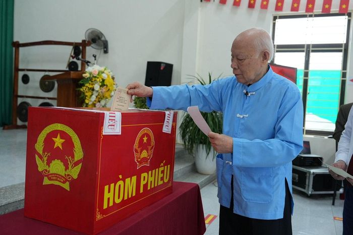 Cụ Đinh Văn Tề (88 tuổi, 65 năm tuổi Đảng) bỏ phiếu. Ảnh: Nguyễn Trọng