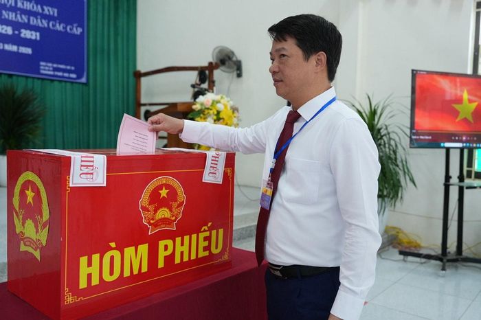 Bí thư Đảng ủy xã, Chủ tịch HĐND xã Ba Vì bỏ phiếu tại Nhà Văn hóa thôn Lặt, Tổ bầu cử số 10 (xã Ba Vì). Ảnh: Nguyễn Trọng
