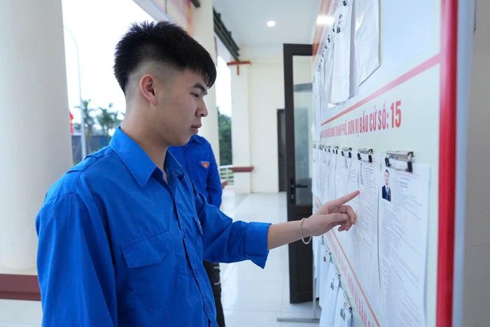 Em là Đinh Đức Thảo (18 tuổi), dân tộc Mường, ở thôn Lặt, xã Ba Vì lần đầu đi bỏ phiếu. Ảnh: Nguyễn Trọng