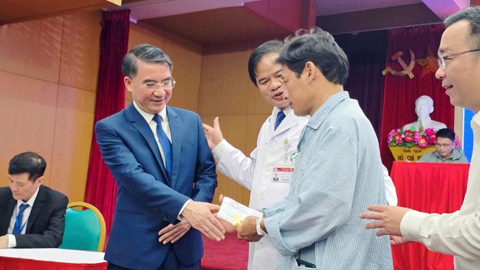Phó Chủ tịch UBND TP Hà Nội Nguyễn Xuân Lưu thăm hỏi, động viên cử tri là bệnh nhân đang điều trị tại Bệnh viện Bạch Mai trong ngày bầu cử đại biểu Quốc hội khóa XVI và đại biểu HĐND các cấp nhiệm kỳ 2026–2031 - Ảnh AV