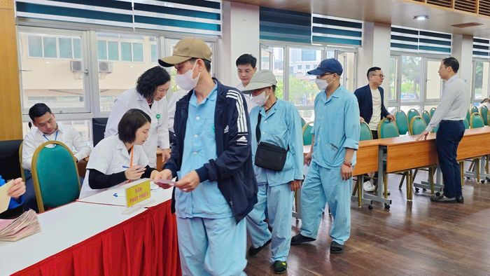 Cử tri là bệnh nhân đang điều trị tại Bệnh viện Bạch Mai thực hiện quyền bầu cử tại điểm bỏ phiếu lưu động - Ảnh PV