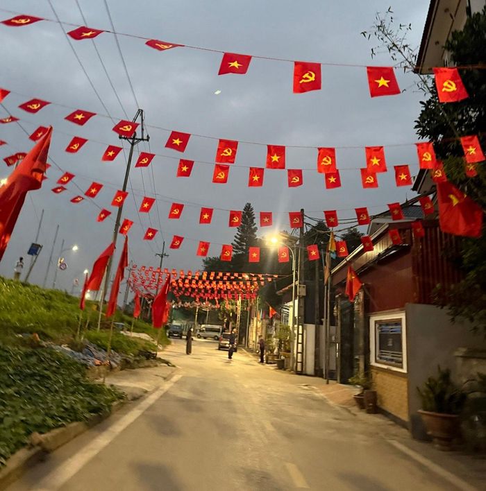 Con đường dẫn vào một khu vực bỏ phiếu ở xã Liên Minh trong buổi sáng sớm . Ảnh: Kiều Thoan Thu