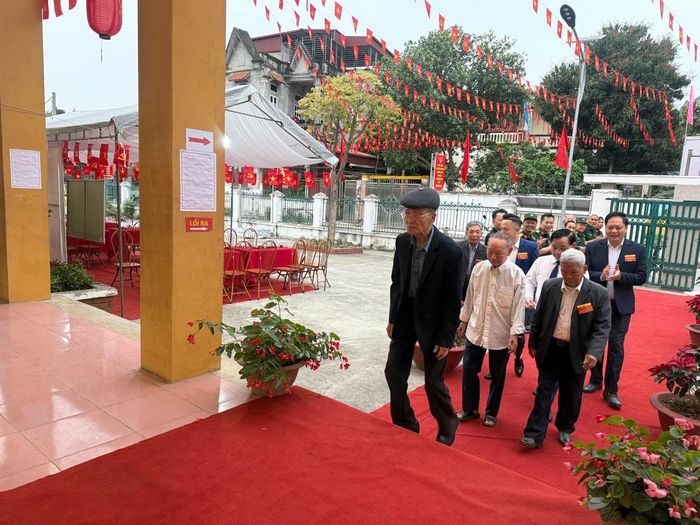 Các cử tri cao tuổi tại thôn phấn khởi bước vào khu vực bầu cử trong ngày hội của toàn dân. Ảnh: Kiều Thoan Thu