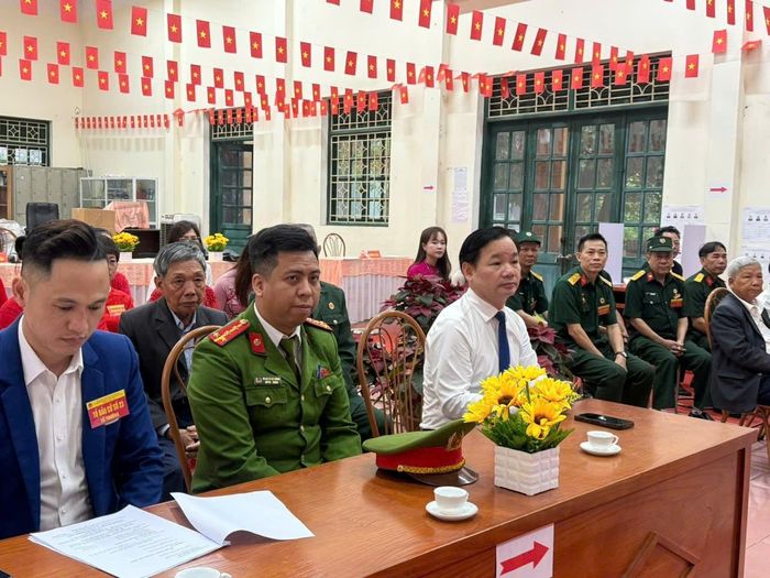 Bí thư Đảng ủy xã Liên Minh Nguyễn Tiến Toàn (áo trắng) dự lễ khai mạc và kiểm tra công tác tổ chức tại một điểm bỏ phiếu. Ảnh: Kiều Thoan Thu