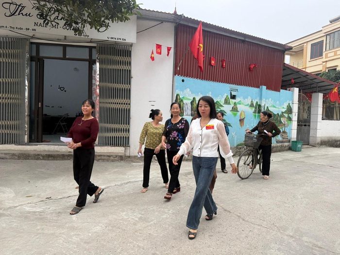 Cử tri Liên Minh phấn khởi tới điểm bỏ phiếu tại nhà văn hóa thôn. Ảnh: Kiều Thoan Thu