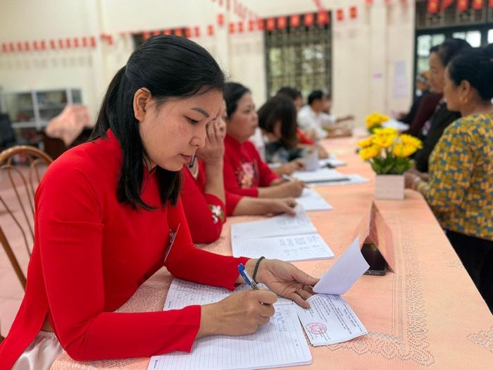 Các khâu kiểm tra, phát phiếu cho cử tri tại xã Liên Minh được thực hiện chặt chẽ. Ảnh: Kiều Thoan Thu