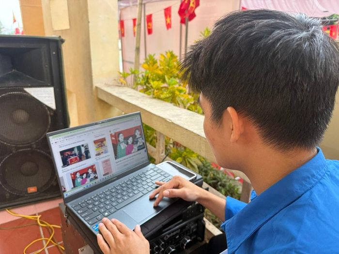 Lê Quang Hiệp ở Cụm 4, xã Liên Minh đến từ rất sớm để hướng dẫn người dân qua hệ thống truyền thanh. Ảnh: Kiều Thoan Thu