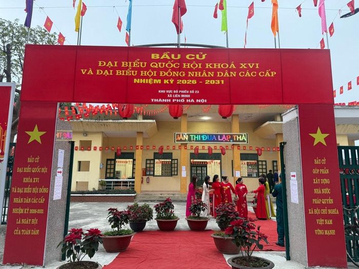 Khi ánh đèn còn chưa tắt, khu vực bỏ phiếu số 23 xã Liên Minh đã đông đủ các thành phần nhân dân chờ đến giờ bỏ phiếu. Ảnh: Kiều Thoan Thu